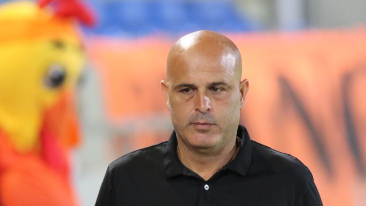 אבוקסיס. הרביץ ציונות במחצית וקיבל מלחמה