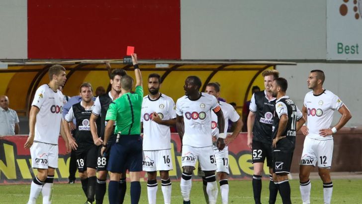 קאצ'ו בה סופג את הכרטיס האדום