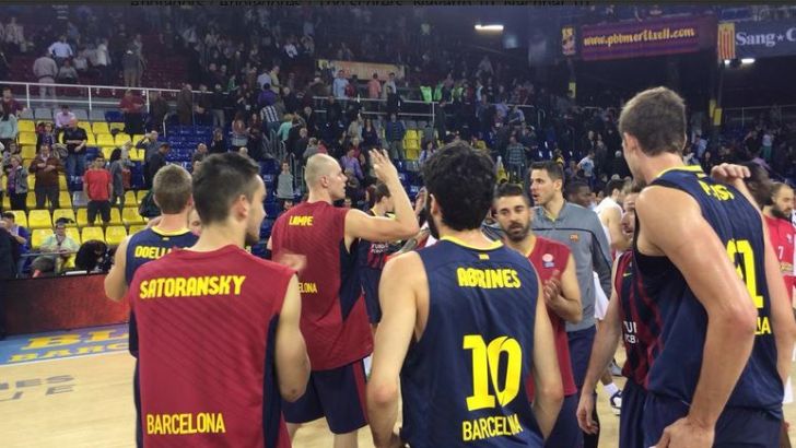 שחקני ברצלונה חוגגים בסיום