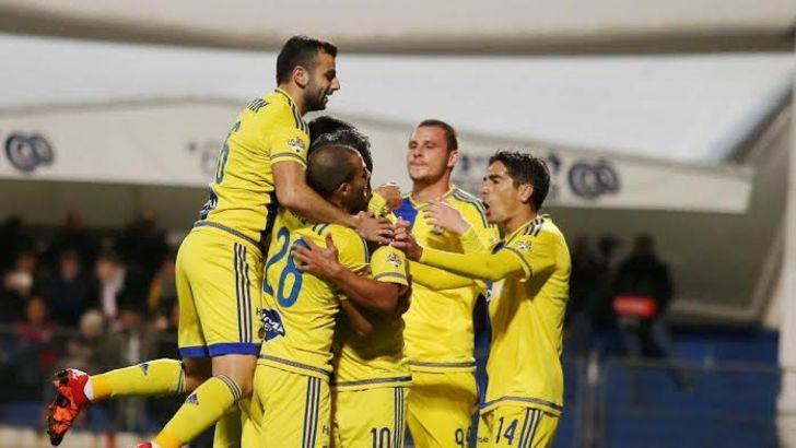 שחקני מכבי חוגגים. גם באר שבע לא הרשימה כשעלתה