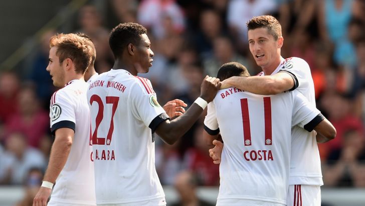 טיול קליל אל עבר הסיבוב השני. שחקני באיירן מינכן חוגגים