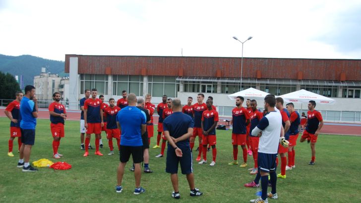 שחקני אשדוד והצוות המקצועי. קיבלו התנצלות