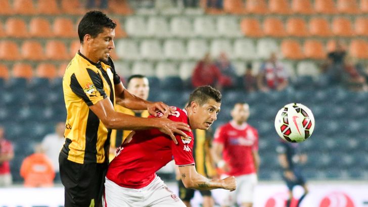 מליקסון מנשנש עם החברים