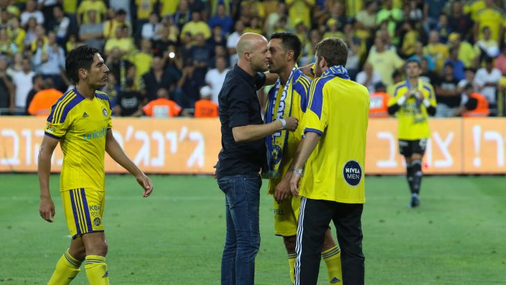 קרויף. מכין הפיכה בסגל