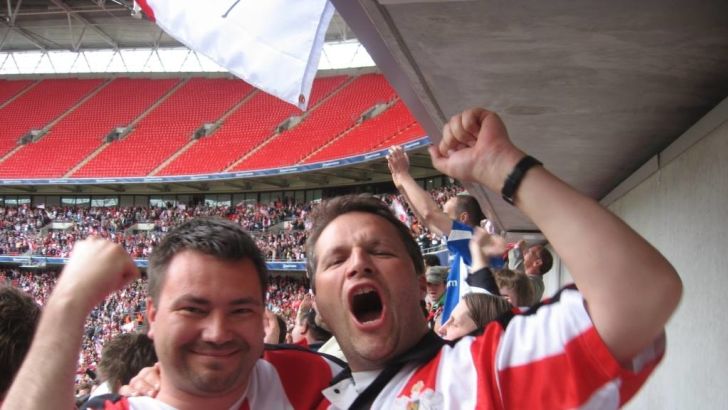 התחבר לאוהדי אקסטר והתאהב. ויק (משמאל) בוומבלי