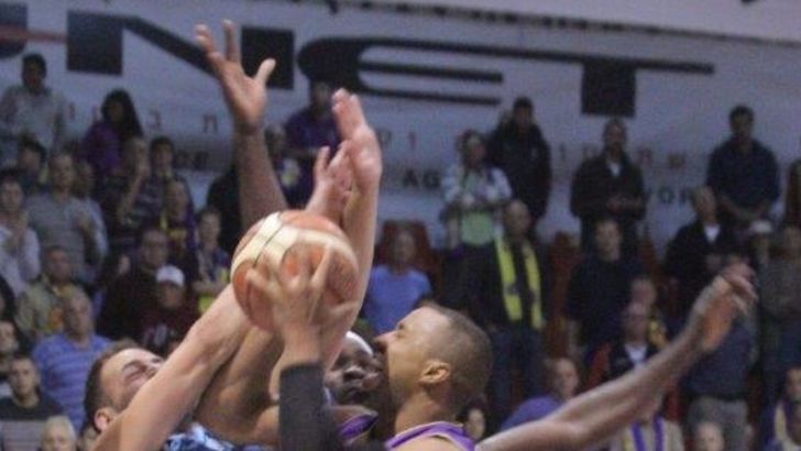 טיילור נעצר בדרך לסל. מה עובר על הסגולים?