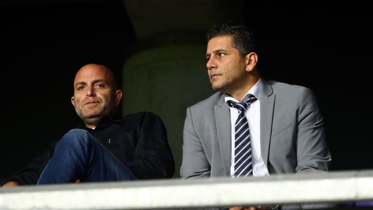 אוסידון (מימין). נמשך החיפוש אחר רוכש