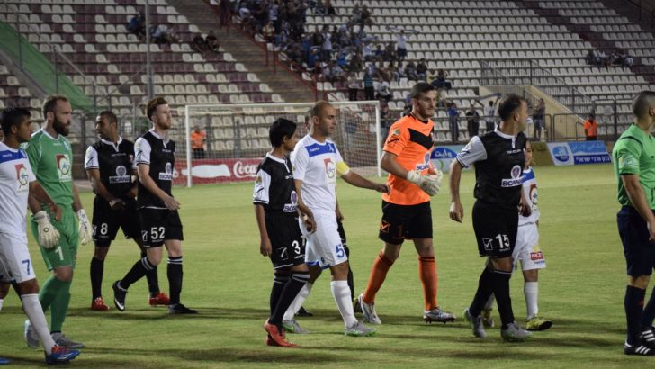 שחקני הקבוצות עולים למגרש