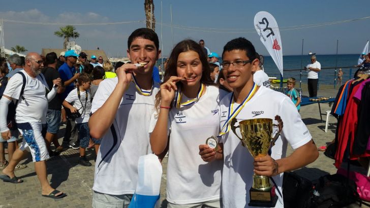 המנצחים חוגגים בלרנקה