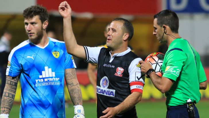 ח'לאילה מנסה להרגיע את הקהל