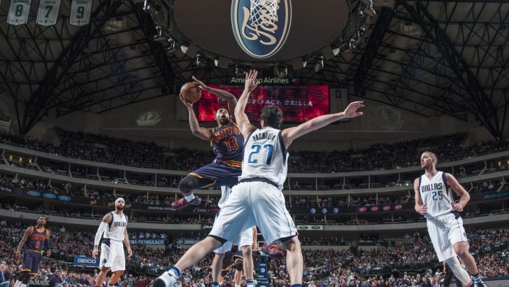 תומפסון בדרך לסל. קליבלנד לוהטת