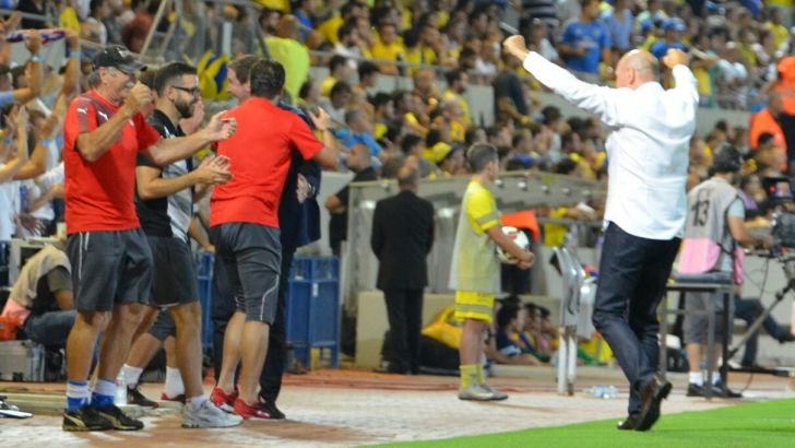 קובק והספסל הצ'כי בבלומפילד. בליגה הלך להם פחות טוב