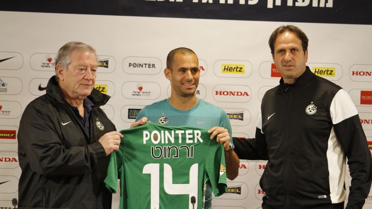 גילי ורמוט עם המדים הירוקים