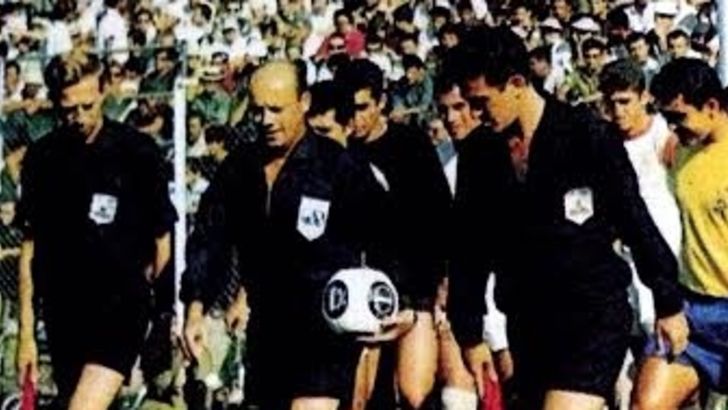 השופט איתן זל ראשון משמאל. ניהל משחקים בינלאומיים