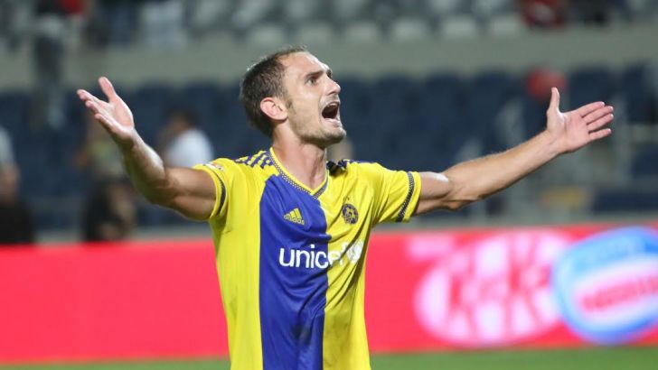 גרסיה חוגג מול שער 11. הוא וגילי ורמוט המצטיינים של הדרבי