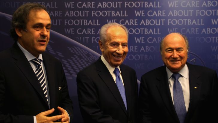 פרס עם בלאטר (מימין) ופלאטיני (משמאל) בקונגרס אופא ב-2010