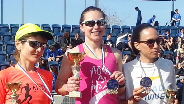 המנצחות חוגגות על הפודיום