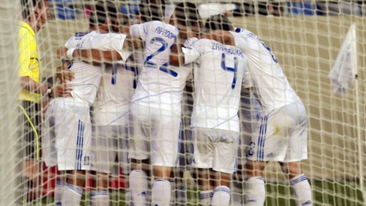 שחקני יוון חוגגים בבלומפילד עוד מפח נפש לנבחרת