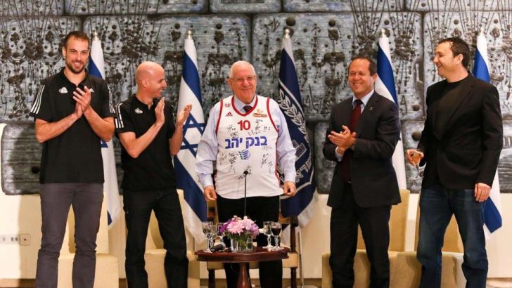 ריבלין והחולצה האדומה חתומה