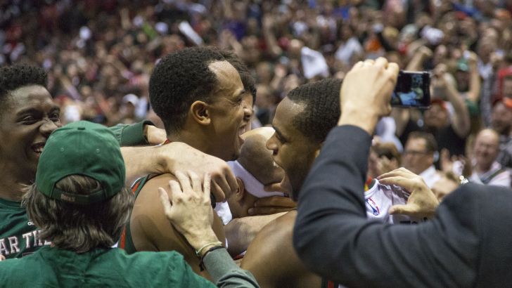 שחקני מילווקי. חוגגים ניצחון פלייאוף ראשון אחרי חמש שנים