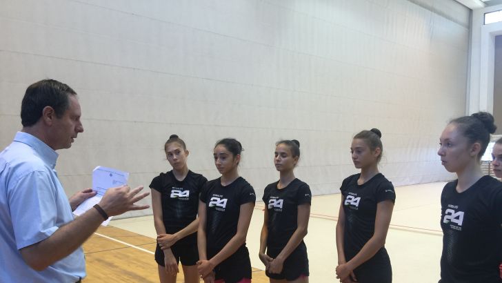 פינס מעניק את הפרס הנבחרת. נדיר