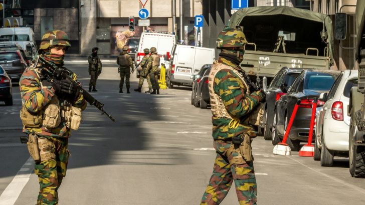 חיילי צבא בבריסל. תמונות דומות יהיו ביורו