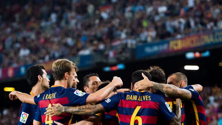 שחקני ברסה חוגגים עם מסי. אנושי