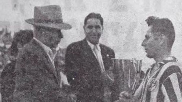 אביו של צפרירי זל מעניק את גביע אלוף האלופים