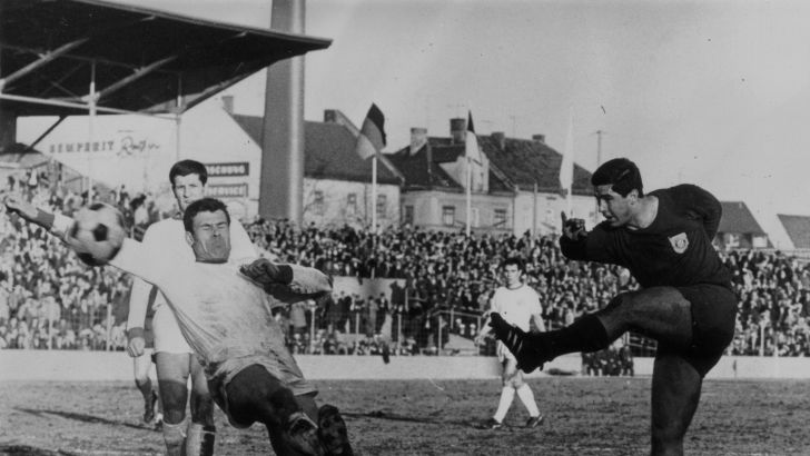 גרד מולר בועט לשער. 1967