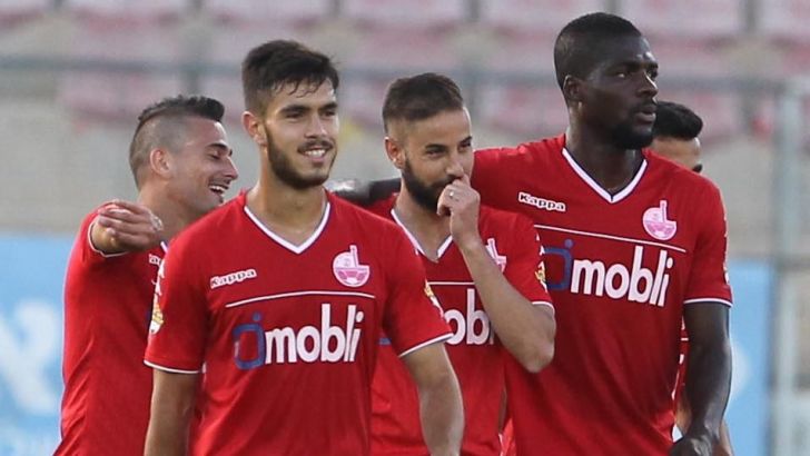 טוויטו (משמאל). עובר בהשאלה