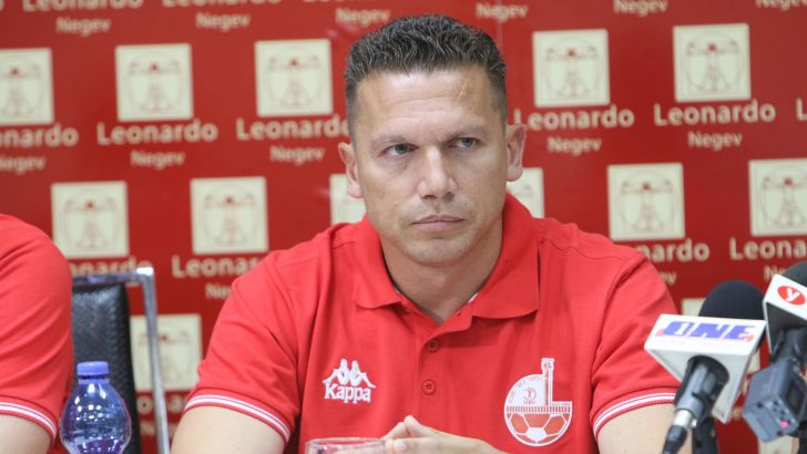 בכר. פותח נגד האקסית