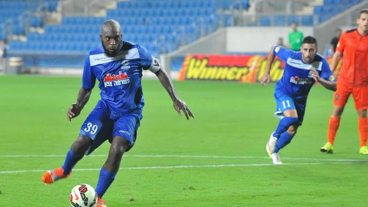 מונונגה מבקיע מהנקודה הלבנה. בינתיים הוא כאן