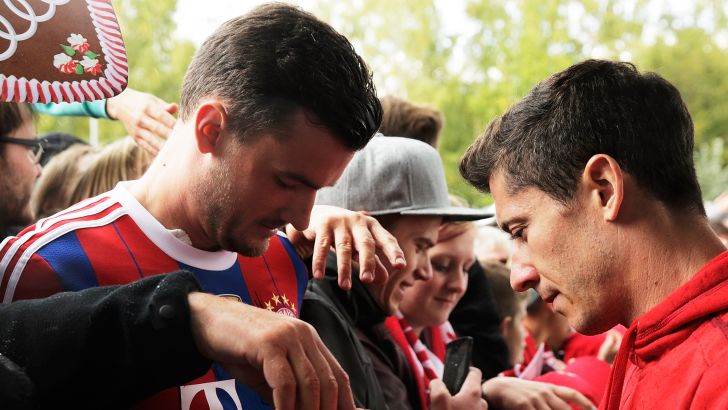 לבנדובסקי חותם למעריצים. שלושה שיאי בונדסליגה במשחק אחד