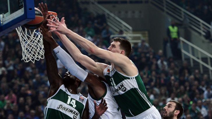 גיסט ותומאס במאבק על הכדור. פאו ניצלה ממבוכה