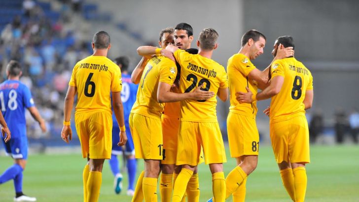 קריאף חוגג עם חבריו. מנהל מומ על הישארותו