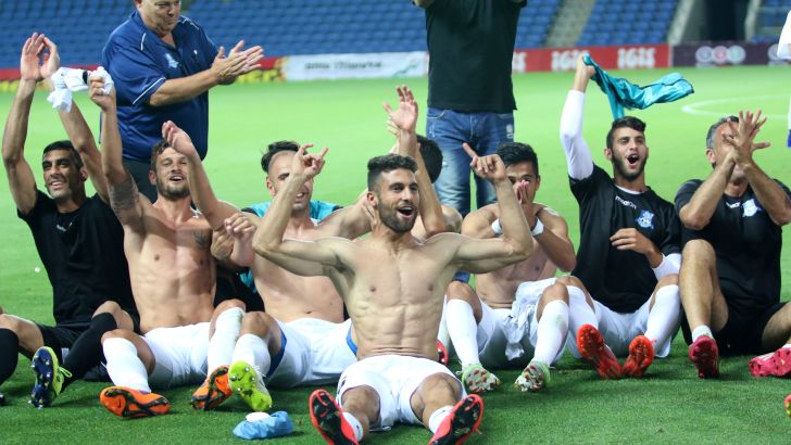 שחקני עכו חוגגים. הישארות מדהימה