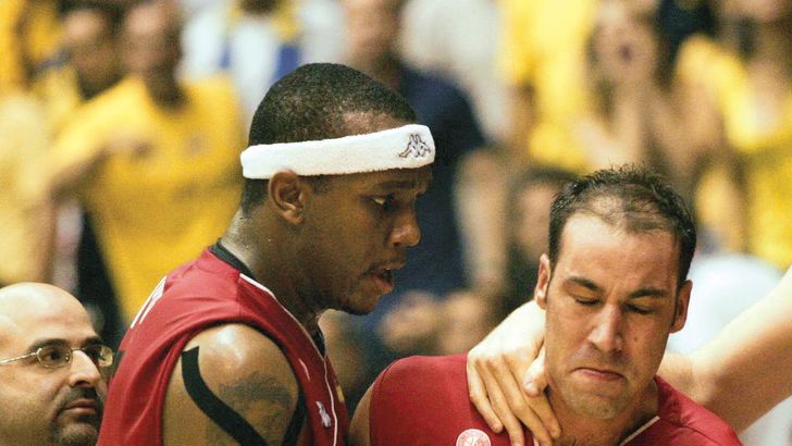 טפירו לא מצליח לעצור את הדמעות