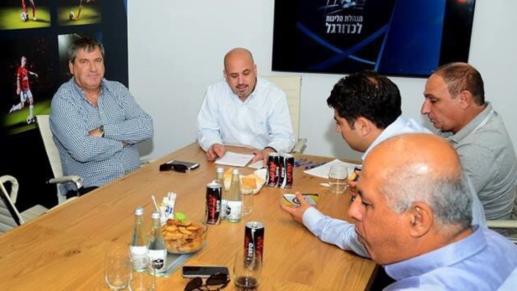 ישיבת מנהלת. קיבלו החלטה