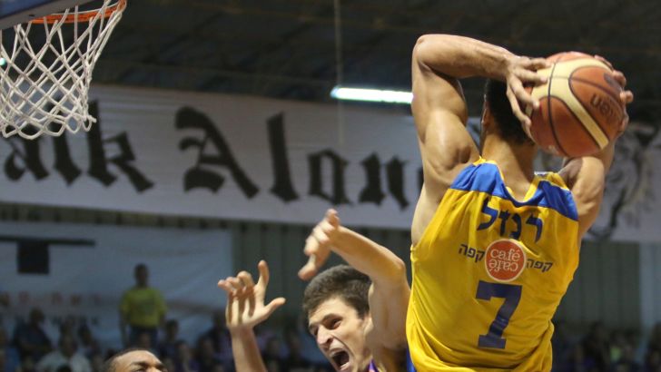 אלון ספיר במאבק עם רנדל. נשאר בחולון