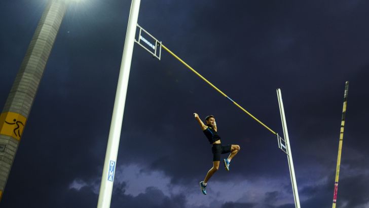 נוגע באוויר. איתמר באסטקר