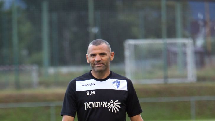 הקרין לשחקניו קטעי וידאו של כפס. חסארמה