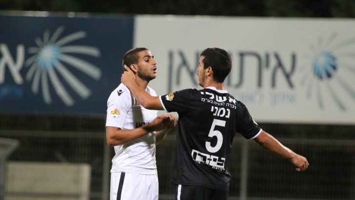 עאבד ונימני מחליפים דחיפות. לא מצאו את הרשת