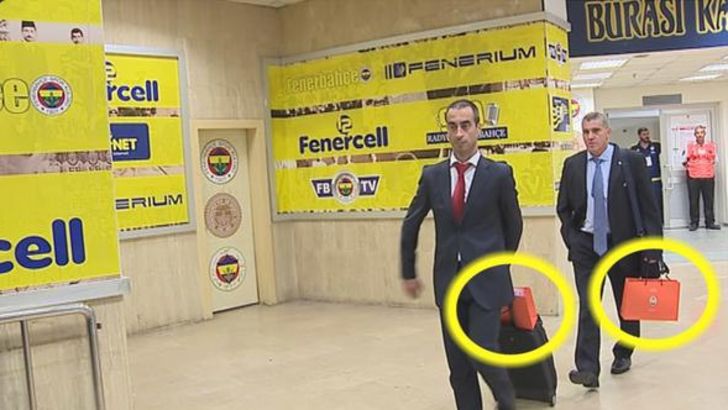 שופטי המשחק עם השקיות