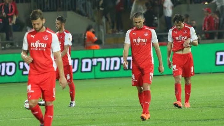 שחקני הפועל תל אביב יורדים מכר הדשא. סיוט באדום