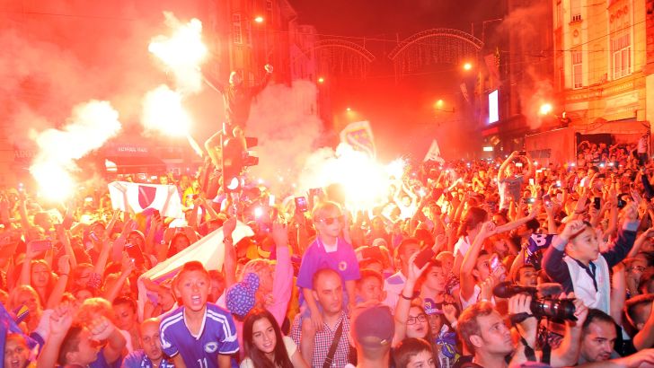 ההמונים בסארייבו מקבלים את פני הגיבורים הצעירים