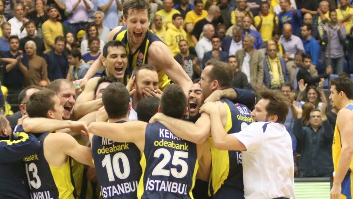 שחקני פנר חוגגים בתא. עליונות בכל פרמטר