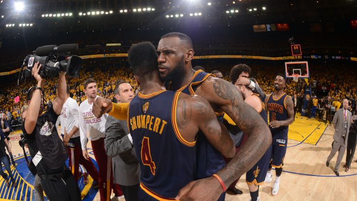 ג'יימס חוגג בסיום. הסדרה עוברת לאוהיו