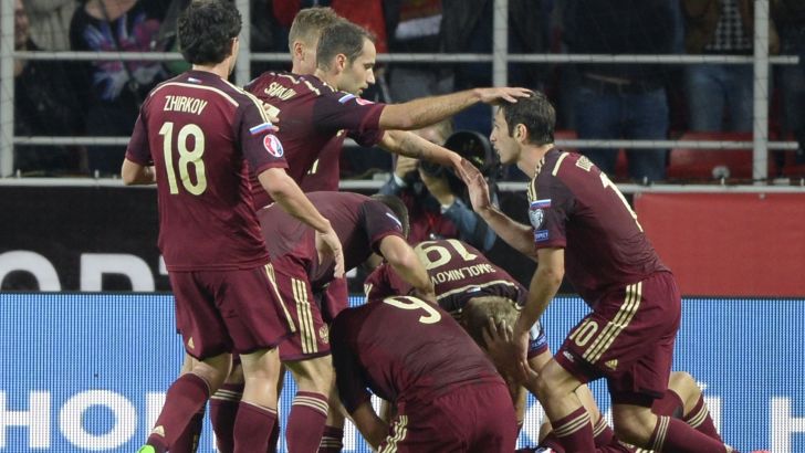 דזיובה חוגג עם חבריו. כבש שער יקר מפז