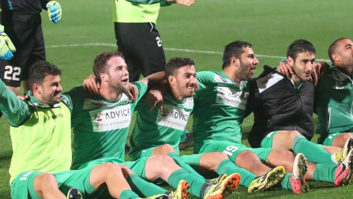 שחקני כפס חוגגים בדרך למקום השני