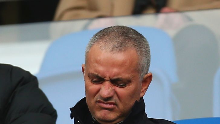 מוריניו ביציע בברייטון. יבקר רק חברים